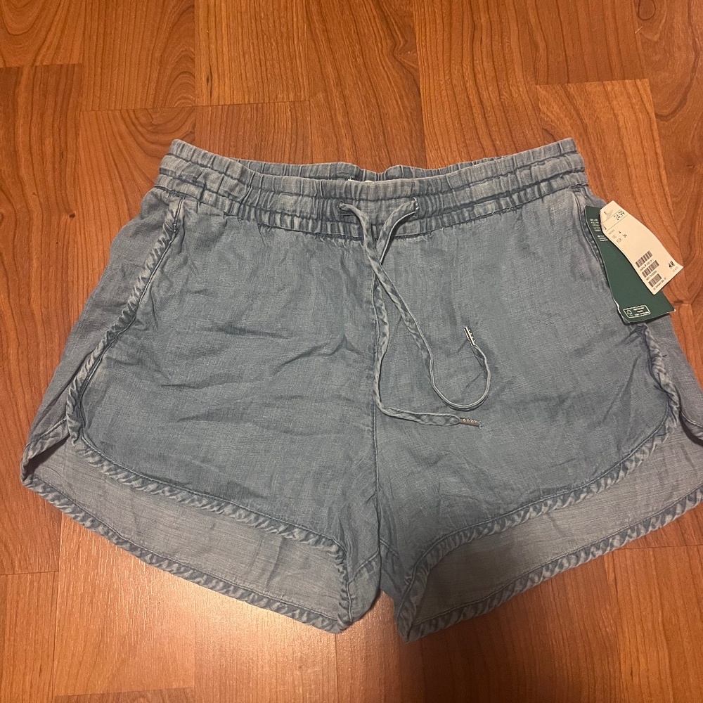 H& M elastic waist shorts